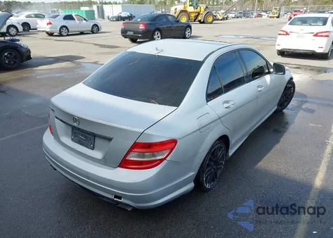 2009 Mercedes-Benz C 300 z USA, uszkodzony, nr VIN WDDGF54X49R049900